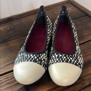 New Munro Mila Ballet Black and White Leather Flats